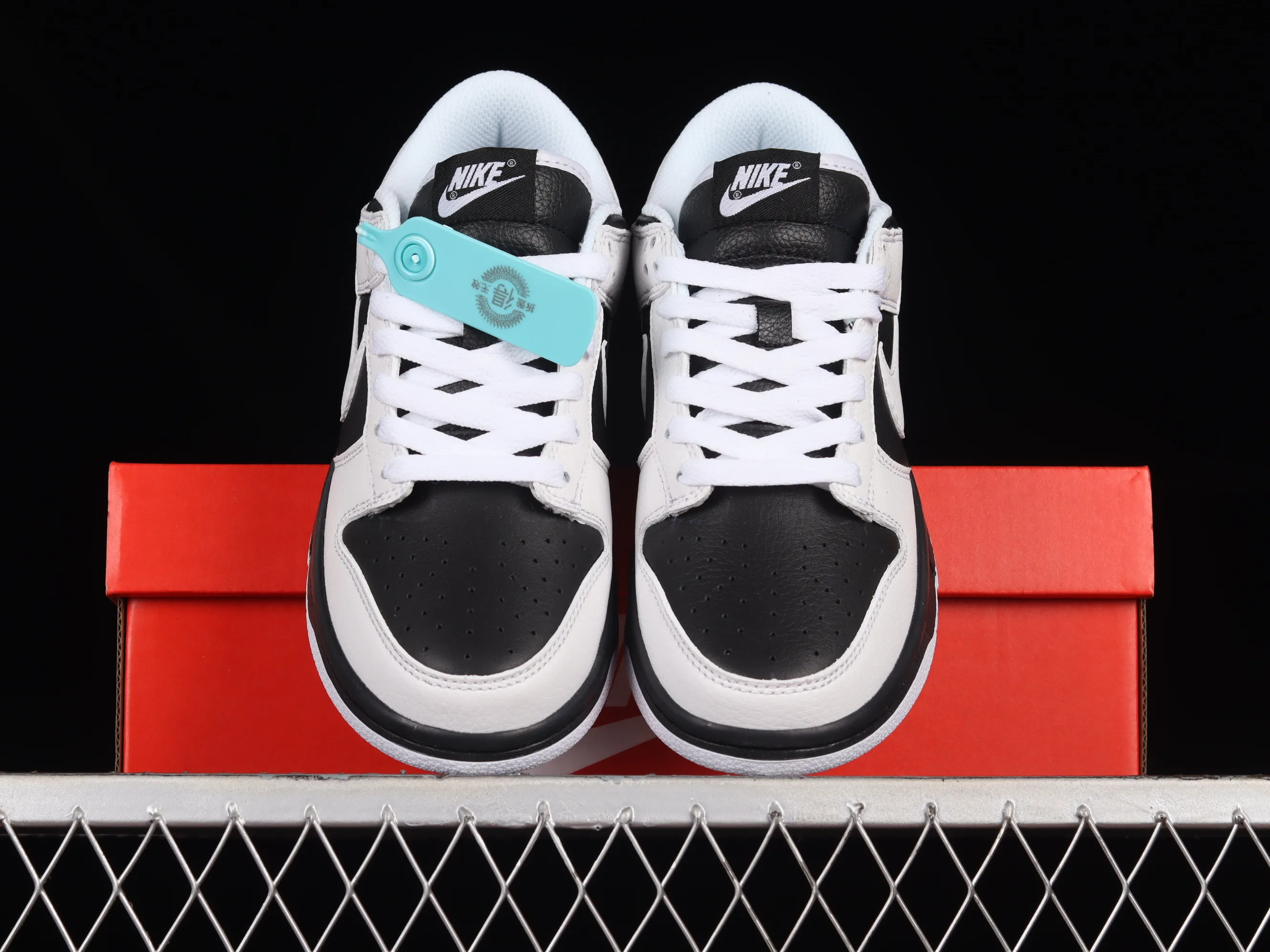 All Categories Nk SB Dunk Series Nk SB Dunk Low Low-top Sneakers F Version Nk Dunk Low "Reverse Panda" White and Black Reverse Panda SB Smashing Backboard Fashion Casual Sneakers FD9064-011